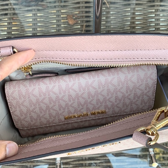 Michael Kors Signature MD Selma Crossbody+Wallet - Picture 4 of 8